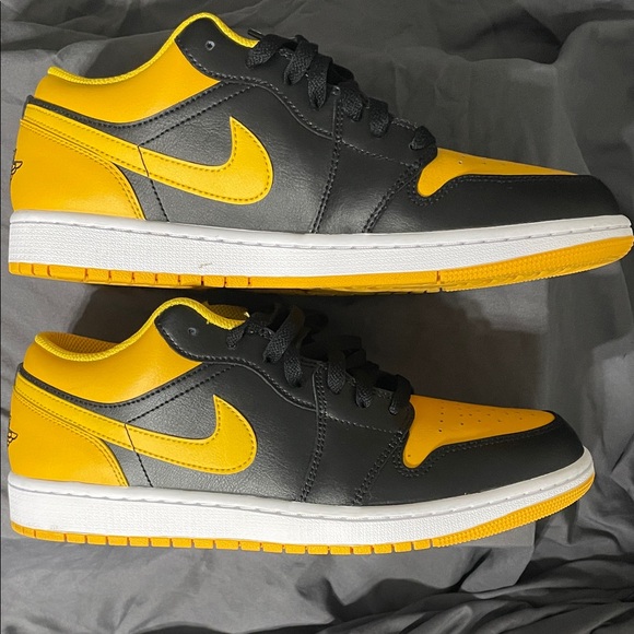 Air Jordan Nike Black and Yellow Sneakers Never been worn. - Picture 4 of 5